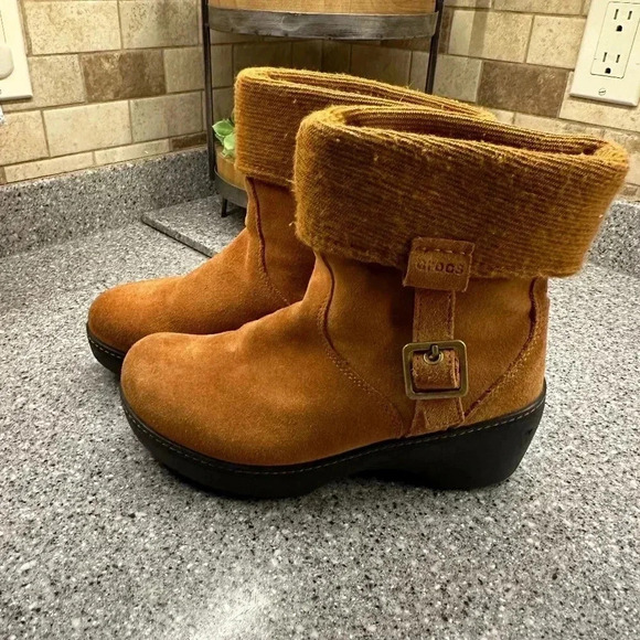 Crocs Tan Winter boots Suede with Knit Fold over cuffs Buckle Accent size 9 - Picture 7 of 10